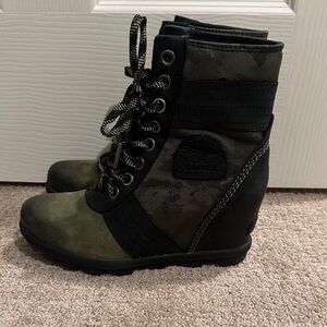 Sorel Women's Green and Black Lace-Up Boots